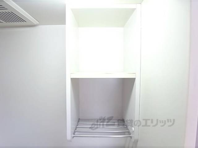 キッチン　キッチン収納　一人分の食器を置くのに十分な大きさです