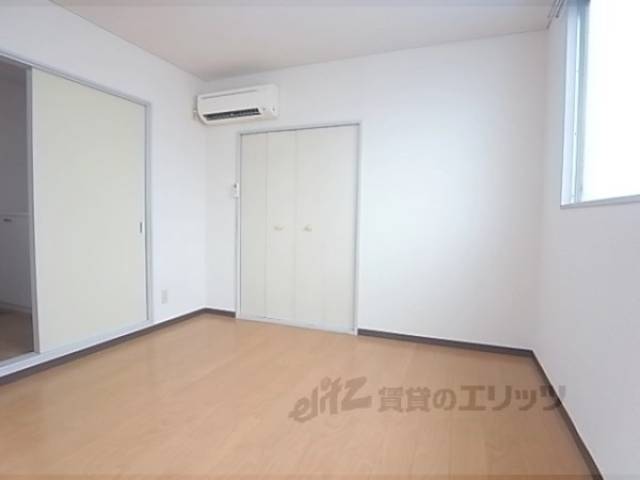 洋室　二面窓があり日当たりや風通し良好です