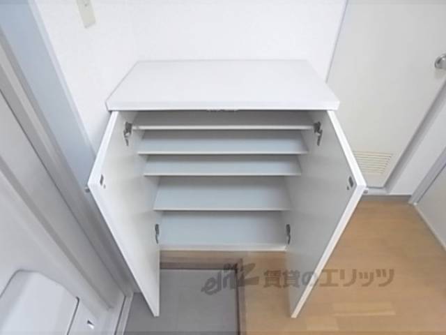 玄関　うれしい下駄箱付き