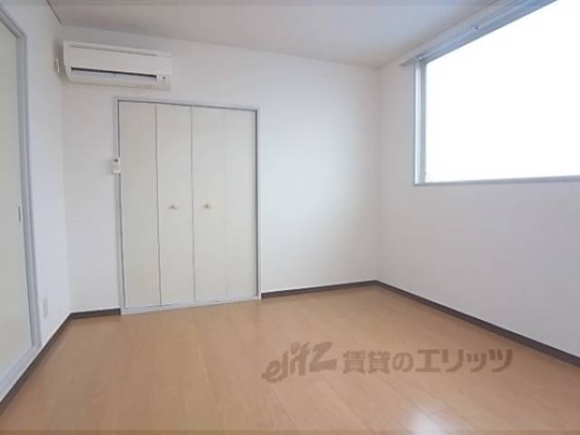 洋室　二面窓があり日当たりや風通し良好です