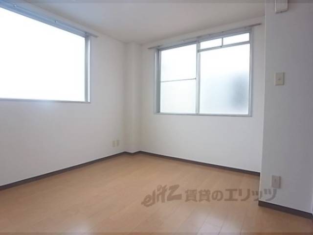 洋室　二面窓があり日当たりや風通し良好です