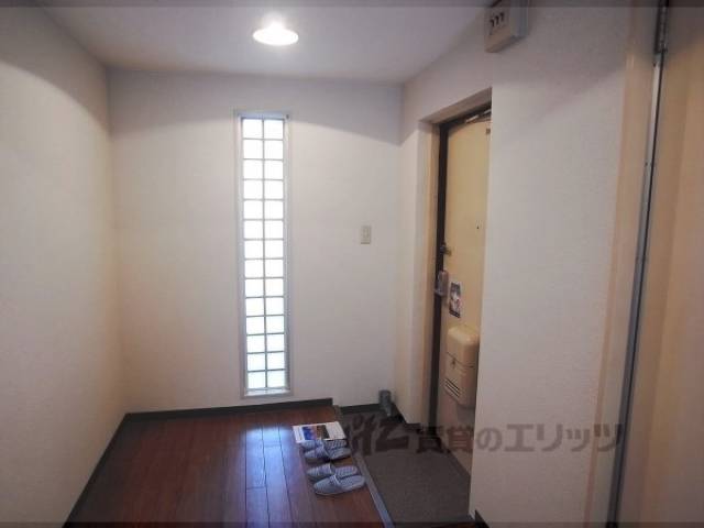 廊下　玄関横に窓があります