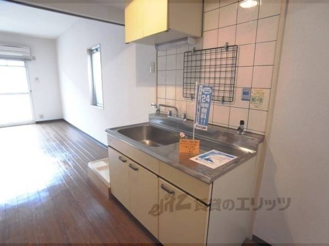 キッチン　コンロを置いてもしっかりまな板も置けます