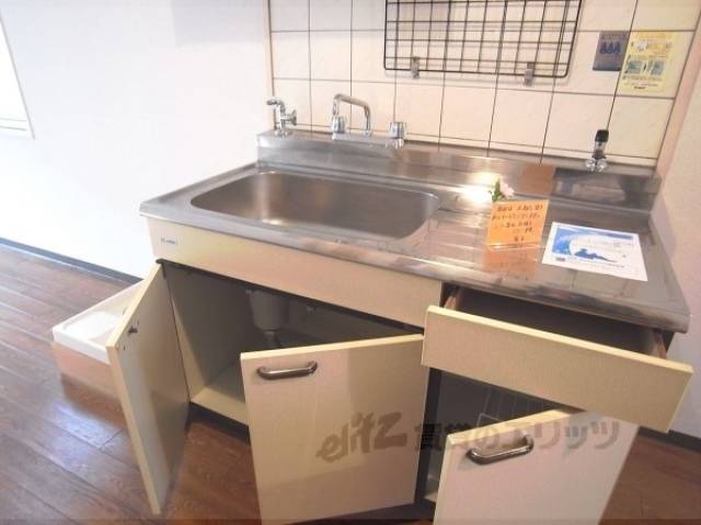 キッチン　コンロを置いてもしっかりまな板も置けます