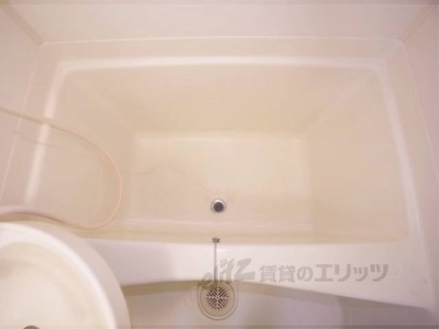風呂　白い風呂は清潔感たっぷり