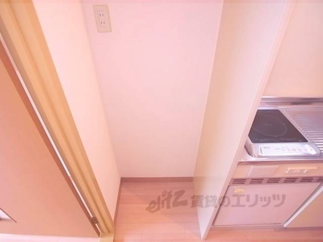 冷蔵庫置場　キッチン横に冷蔵庫置場あります