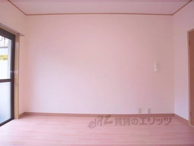 洋室　白い壁もポイント