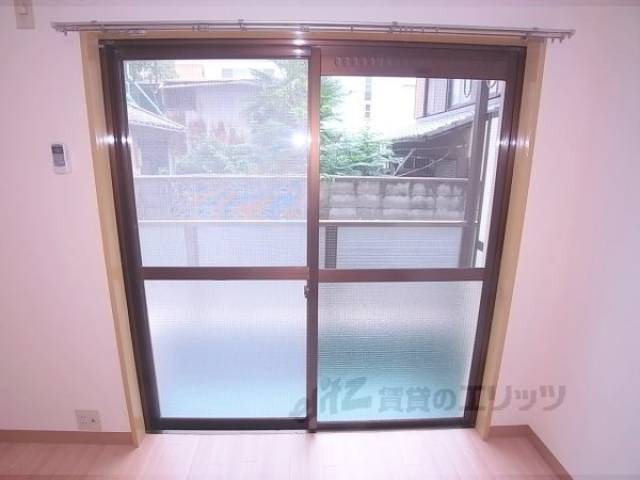 洋室　窓　陽射しが眩しいですね