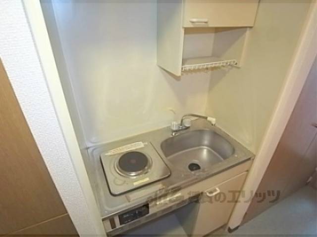 キッチン　電気コンロ１口付いています