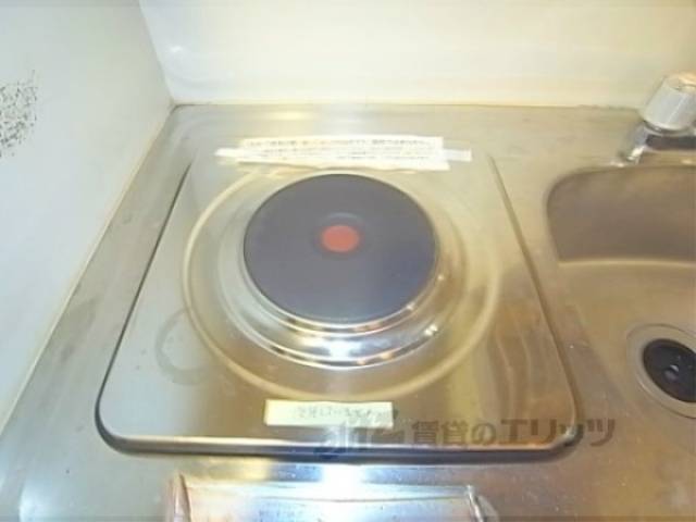 キッチン　電気コンロ１口付いています
