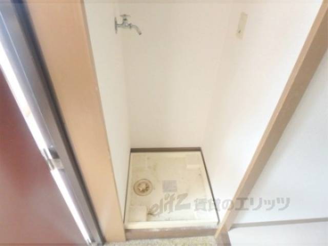 洗濯機置場　玄関横に洗濯機置き場があります