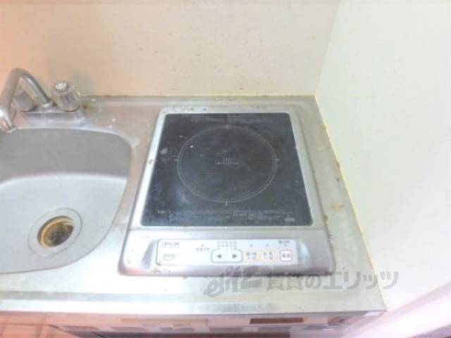 キッチン　電気コンロ１口付いています