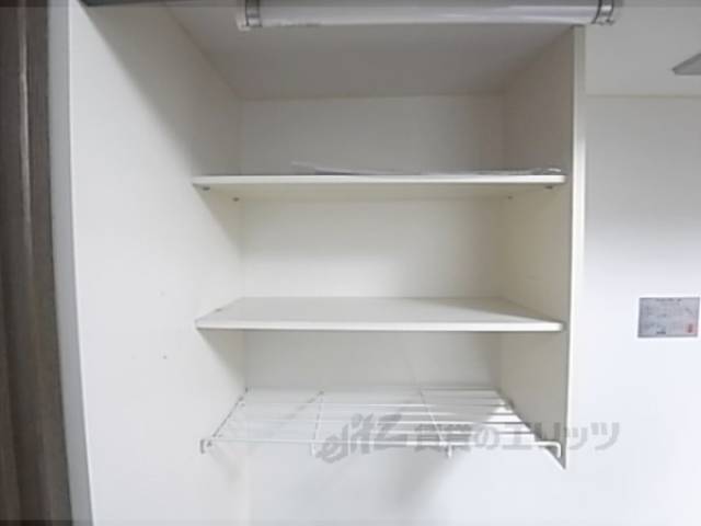 キッチン　キッチン棚　一人分の食器を置くのに十分な大きさです
