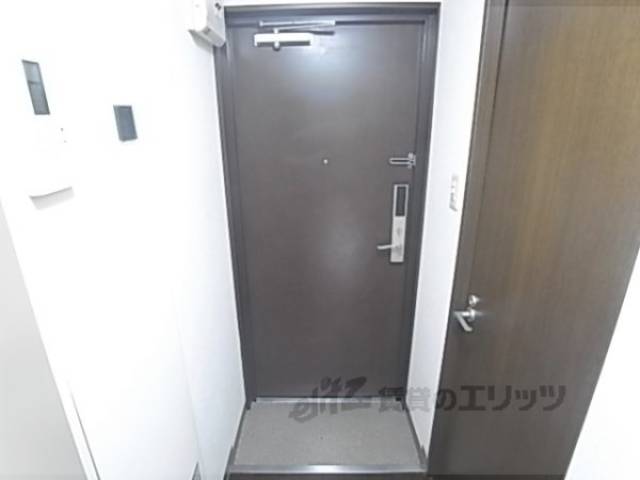 玄関　一人暮らしには十分な広さの玄関です