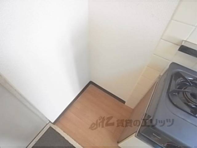 キッチン横スペース　ちょっとした棚なども置けます