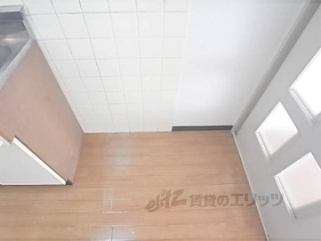 冷蔵庫置場　冷蔵庫以外にも棚など置けそうです