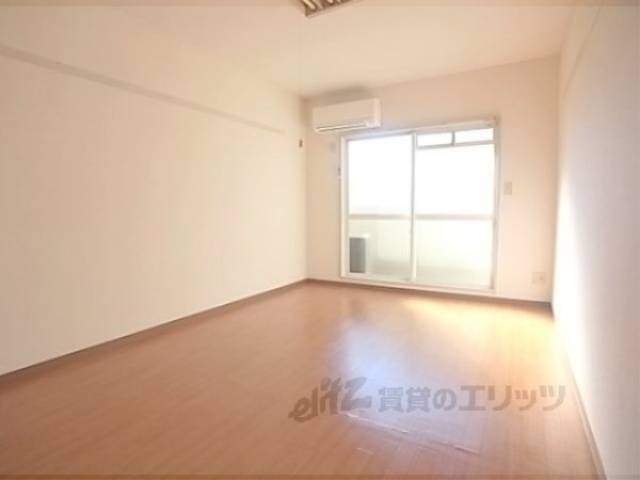 洋室　すっきりとした形で使いやすいお部屋です