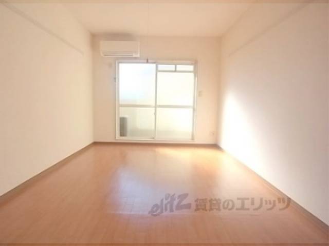 洋室　すっきりとした形で使いやすいお部屋です