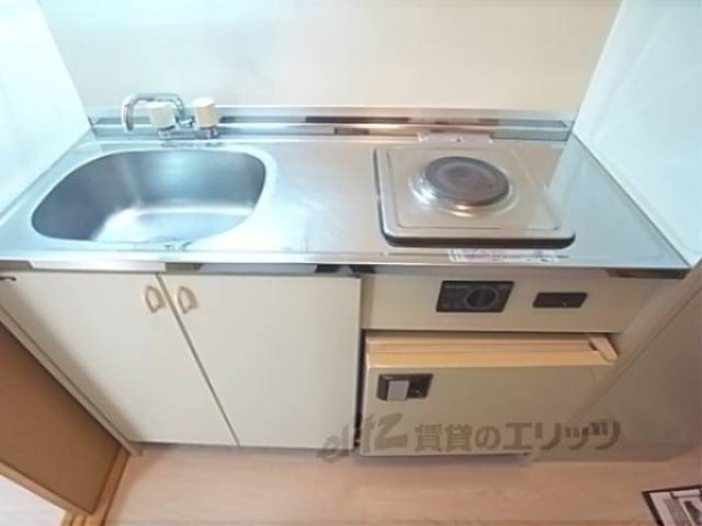 キッチン　コンロは１口ですがキッチンの幅は広めです