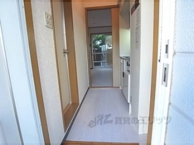 廊下　玄関から廊下を見た写真です