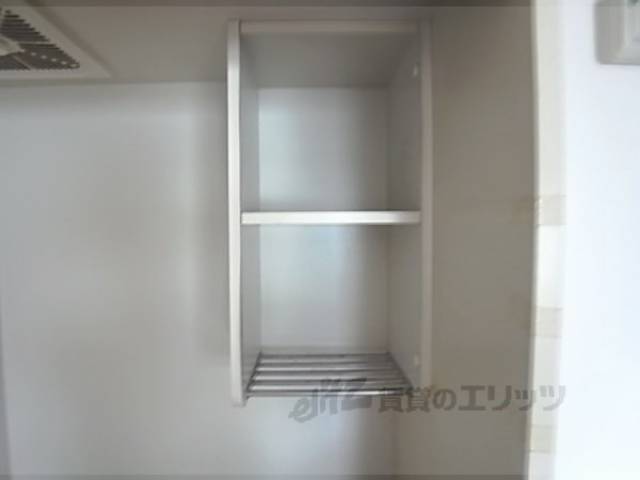 キッチン　キッチン収納　一人分の食器を置くのに十分な大きさです