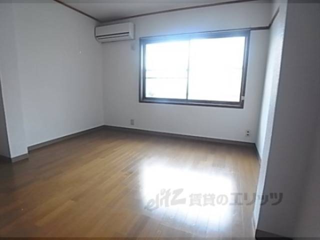 洋室　家具などを工夫すれば広く使えますよ