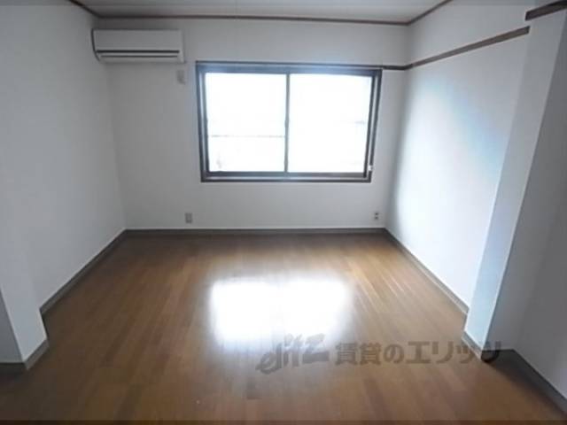 洋室　家具などを工夫すれば広く使えますよ