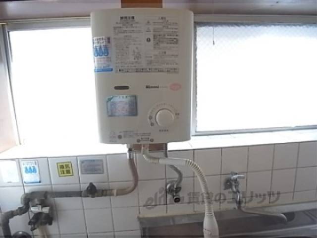 キッチン　瞬間湯沸かし器　湯沸かし器の写真です