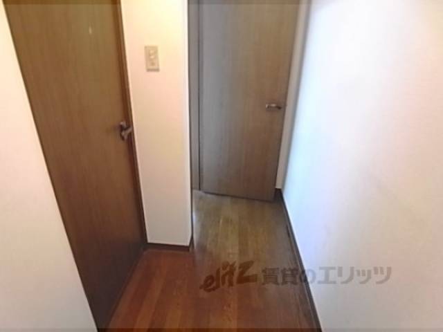 廊下　玄関から廊下を見た写真です