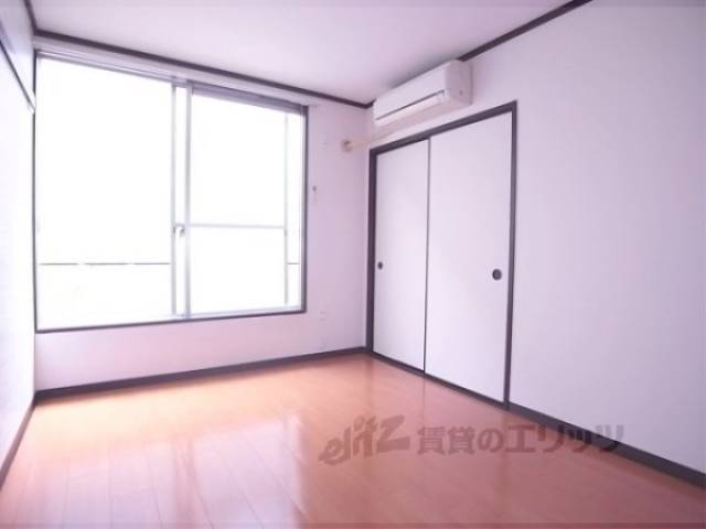 洋室　改装されてとてもきれいです。