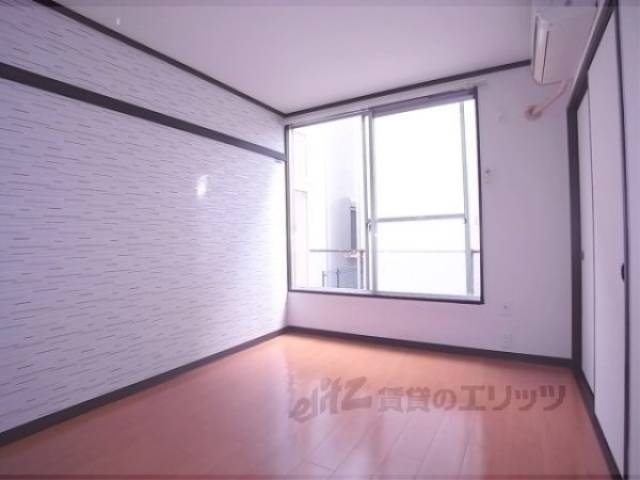 洋室　改装されてとてもきれいです。