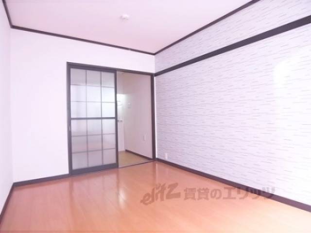 洋室　改装されてとてもきれいです。