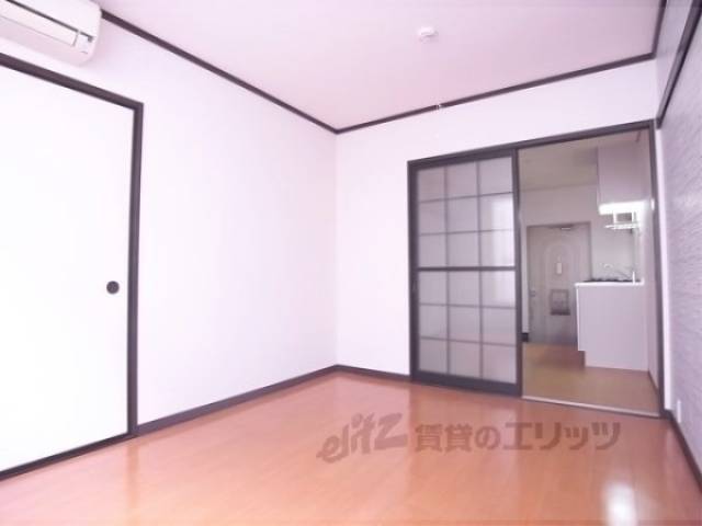 洋室　改装されてとてもきれいです。