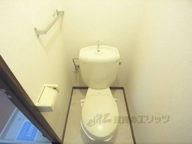 トイレ　タオル掛けもありますね。