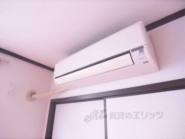 エアコン　エアコン　設備として一基ついています。