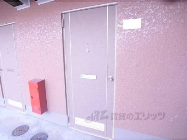 玄関　消火器が横にありますね。