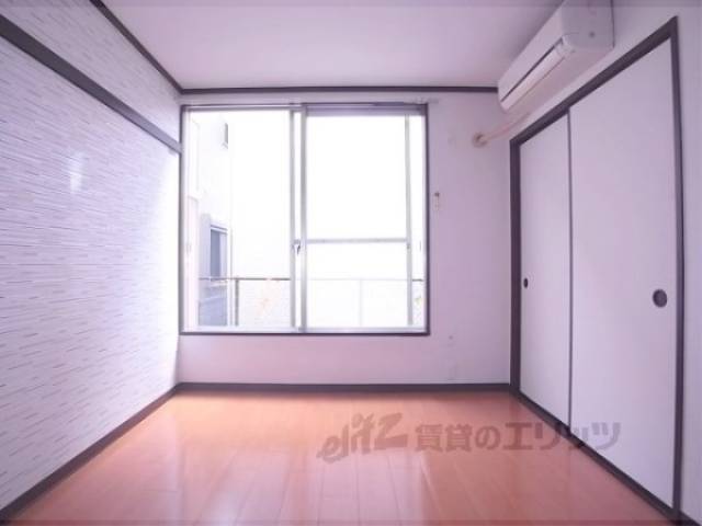 洋室　改装されてとてもきれいです。