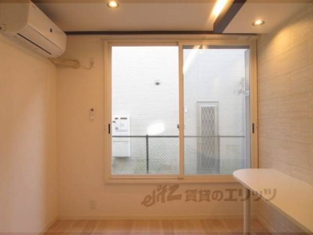 洋室　改装されてとてもきれいです。