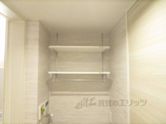 冷蔵庫置場　かなり広いので、レンジなども置けます。