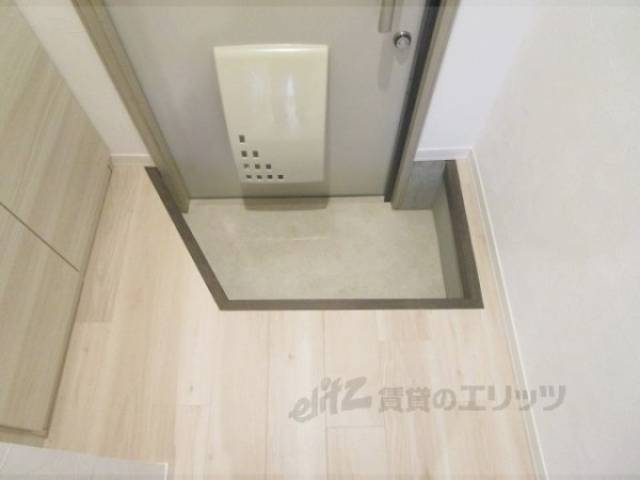 廊下　居室前に扉があります。