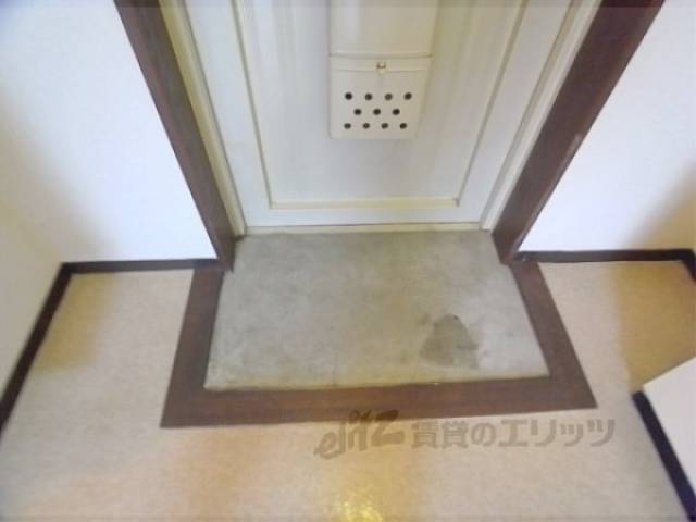 玄関　下駄箱はありません。靴の配置に注意。