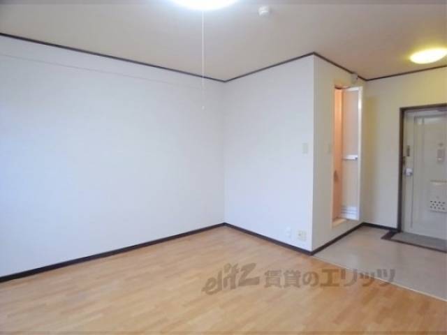 居室　陽もよく入ります。