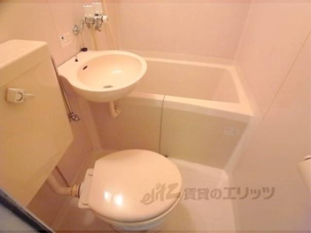 ユニットバス　清潔感のあるユニットバスです。