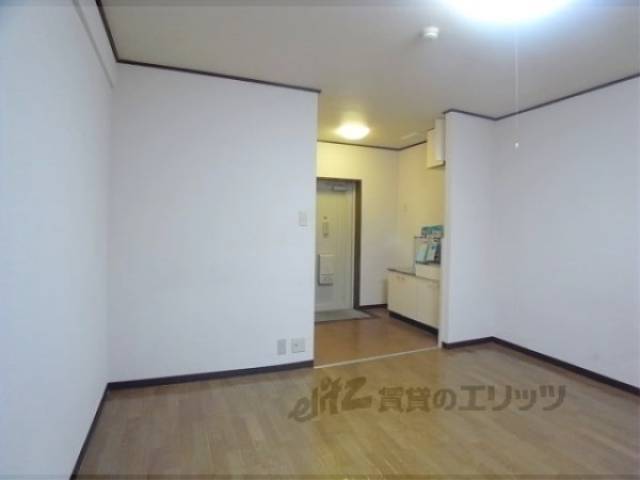 居室　8.5帖のお部屋です