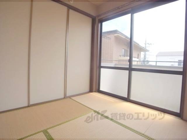 和室　南向きで明るい室内です