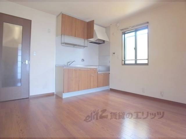 ダイニング　小窓もあり、広々としたダイニングです