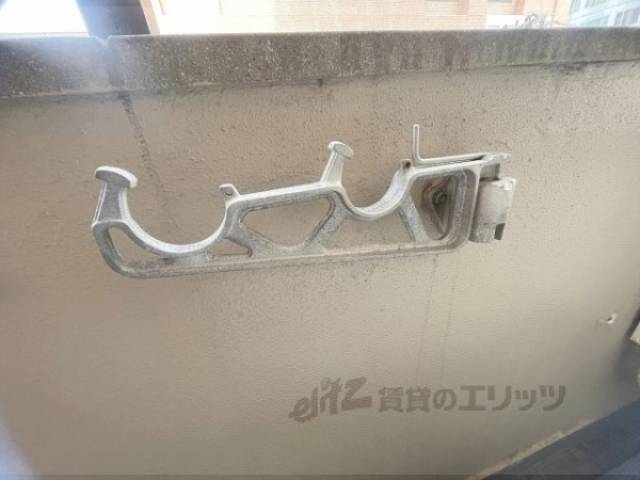 ベランダ　物干し竿置き
