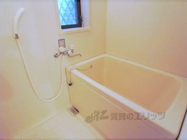 風呂　お風呂に窓がありますので換気しやすいです