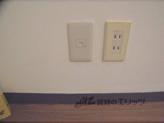 電話線差し込み口