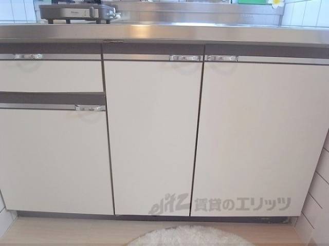 収納　キッチン下部